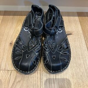 Propet Cutout ladies Leather Sandals size 10